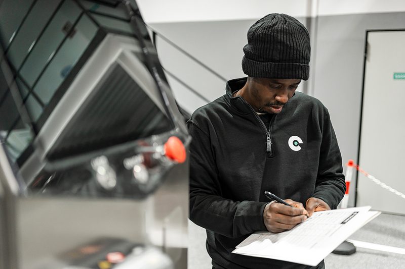 Técnico em Qualidade realizando inspeção de processos