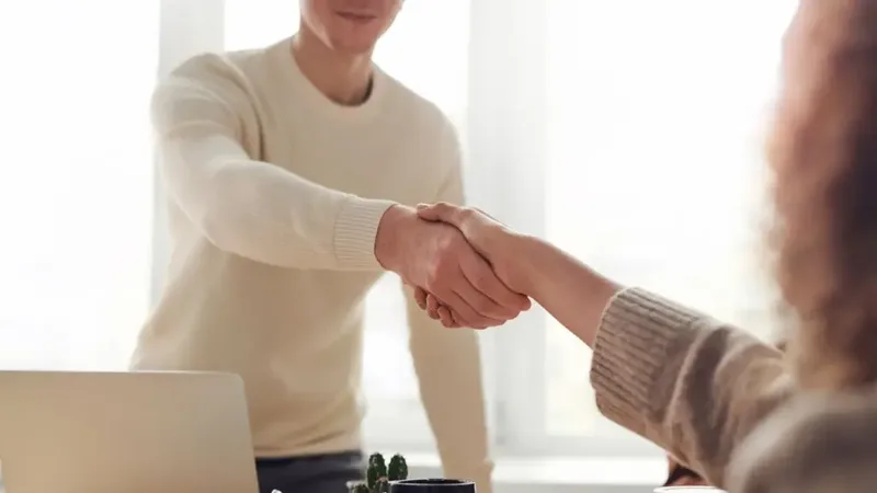 Equipe de Recursos Humanos reunida para planejar treinamento e desenvolvimento