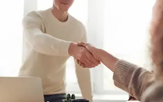 Equipe de Recursos Humanos reunida para planejar treinamento e desenvolvimento