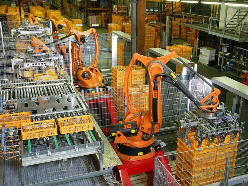 Técnico em Automação Industrial em ambiente fabril com robôs de paletização