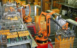 Técnico em Automação Industrial em ambiente fabril com robôs de paletização