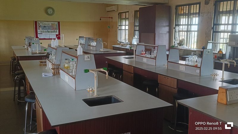 Bancada de laboratório de química com equipamentos para formação profissional