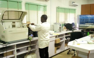 Profissional trabalhando em laboratório de análises clínicas