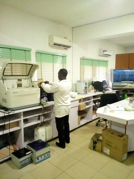 Profissional trabalhando em laboratório de análises clínicas