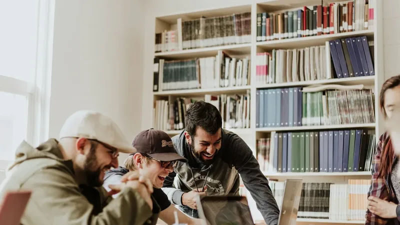 Estudantes em sala durante formação para técnico em Segurança do Trabalho
