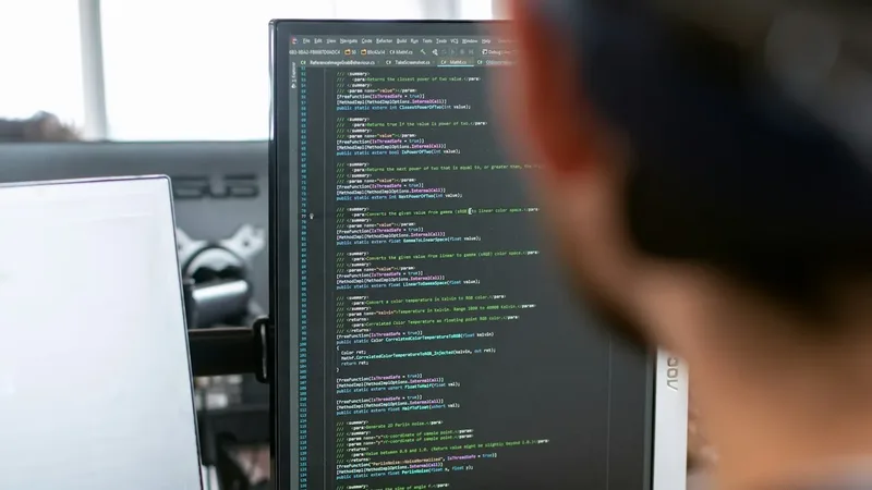 Técnico em Segurança do Trabalho analisando equipamentos e riscos no ambiente profissional