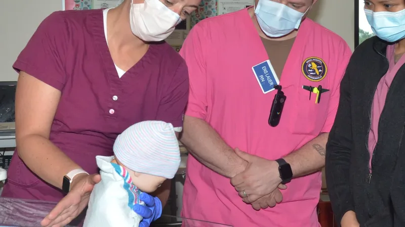 Técnicos de enfermagem em treinamento de cuidados pediátricos com boneco de simulação