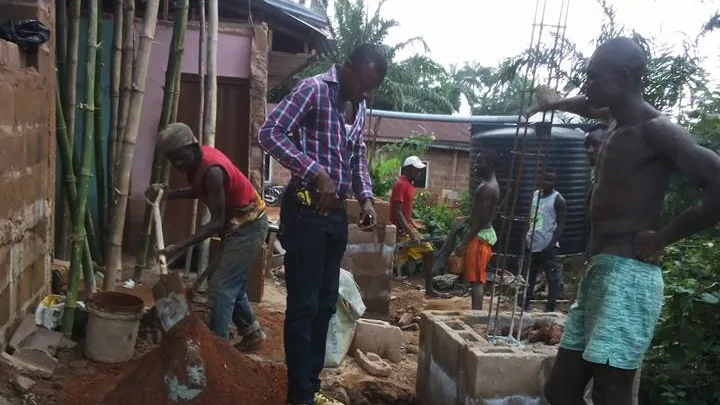 Técnico em Edificações em canteiro de obras durante atividade profissional