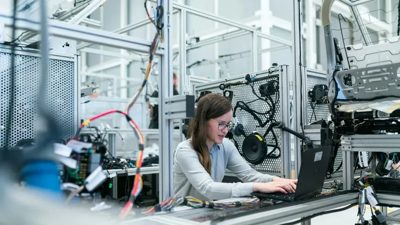 Técnico em segurança do trabalho analisando riscos em ambiente industrial