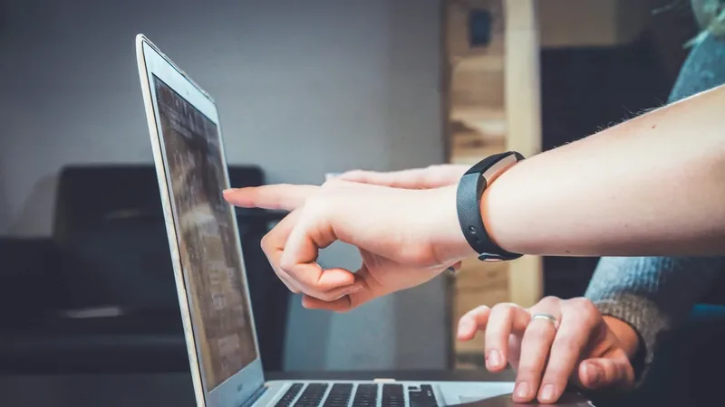 Estudante analisando conteúdo de curso técnico em Segurança do Trabalho online no computador
