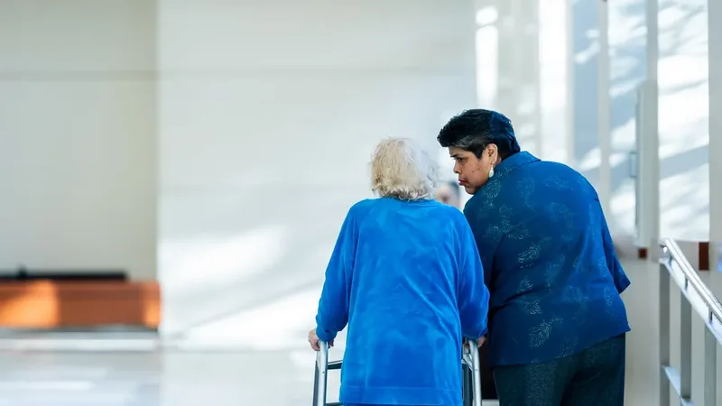 Profissional de enfermagem presta cuidados a paciente idoso em atendimento home care