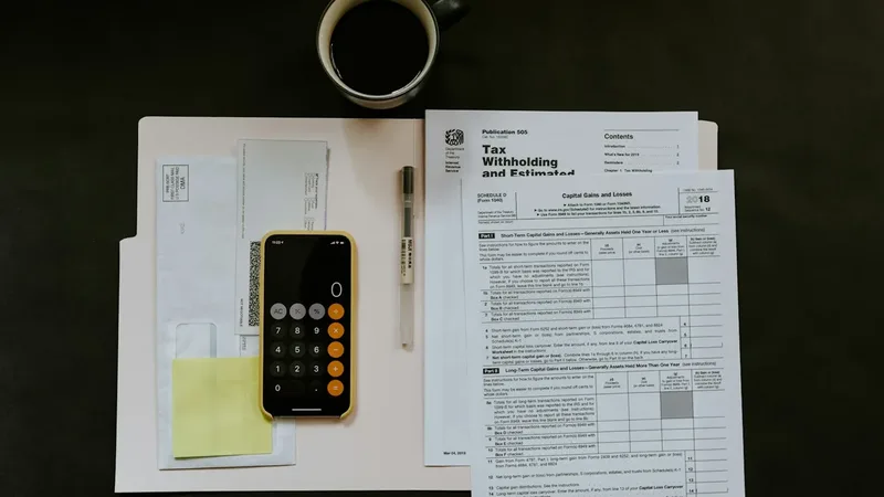Curso técnico em Contabilidade com estudante conferindo cálculos em uma mesa de estudo