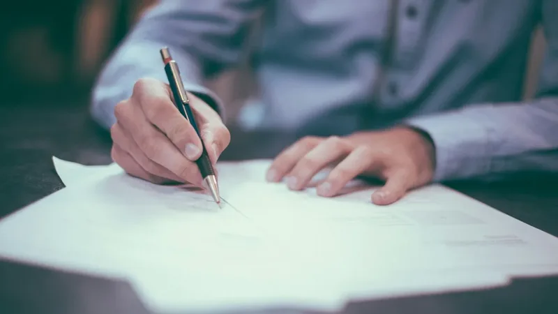 Documentos e calculadora em escritório de contabilidade