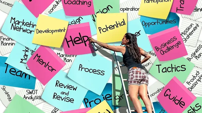 Pessoa analisando investimentos em escritório para escolher entre C-Pro I e C-Pro R