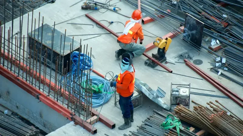 Imagem de trabalhador com capacete em atividade de segurança do trabalho