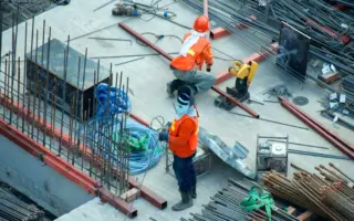 Imagem de trabalhador com capacete em atividade de segurança do trabalho