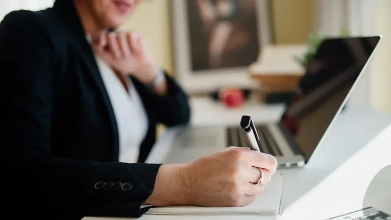 Profissional estudando para a prova da certificação C-Pro R em escritório