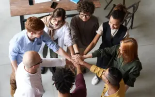 Curso técnico em Administração: estudantes analisam uma atividade de estágio e rotina profissional