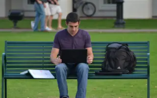 Curso técnico em Administração EAD com estudante usando computador para estudar