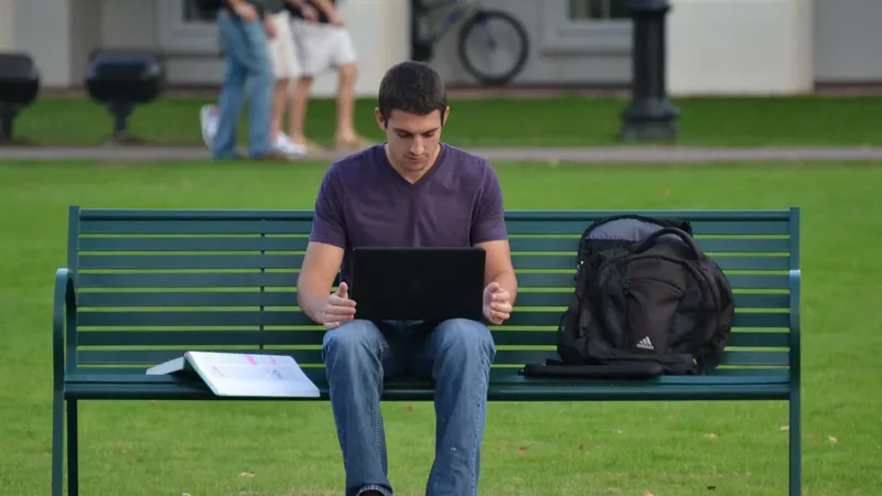 Curso técnico em Administração EAD com estudante usando computador para estudar