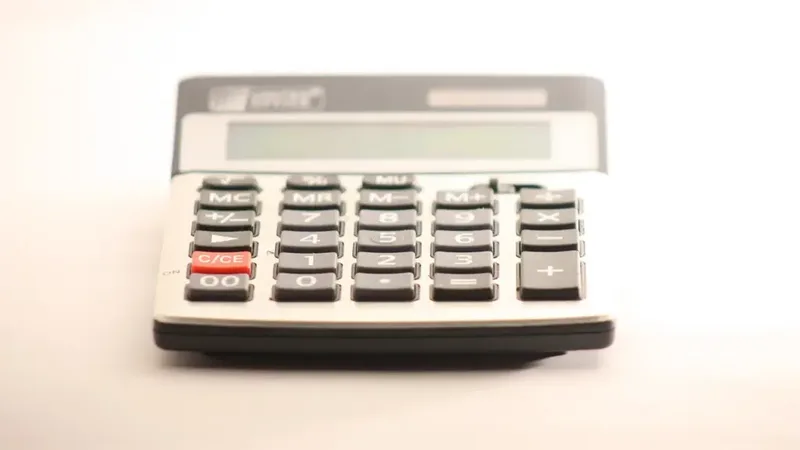 Curso técnico em Administração ou Contabilidade: calculadora e documentos de trabalho