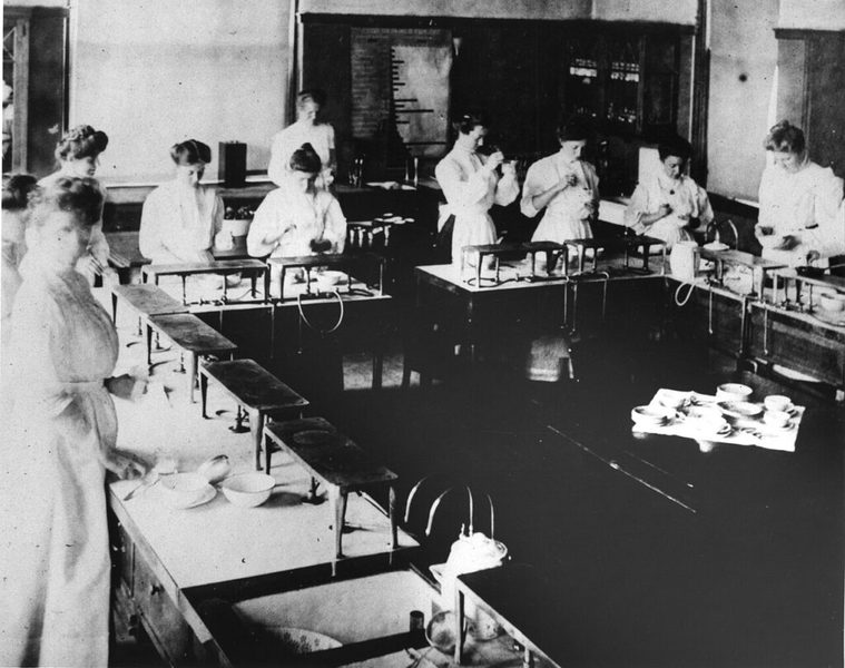 Curso técnico em Alimentos em laboratório de análise de alimentos