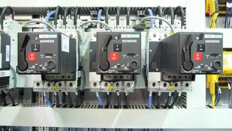 Painel de controle usado em curso técnico em automação industrial