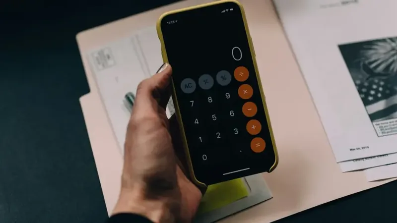 Curso técnico em Contabilidade com documentos financeiros e calculadora sobre a mesa