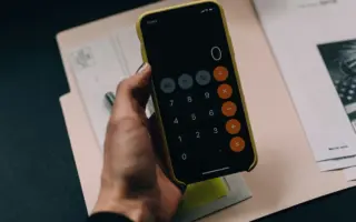 Curso técnico em Contabilidade com documentos financeiros e calculadora sobre a mesa
