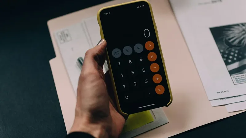 Curso técnico em Contabilidade com documentos financeiros e calculadora sobre a mesa