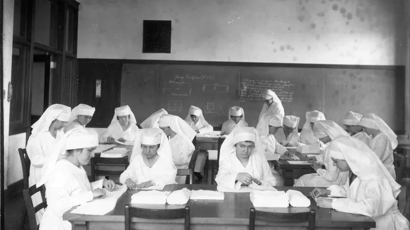 Aula prática do curso técnico em Enfermagem com treinamento de curativo