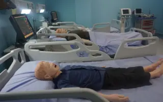 Curso técnico em enfermagem: aula prática em laboratório de simulação