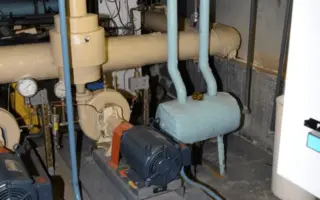 Curso técnico em Instrumentação Industrial em ambiente com bombas, tubulações e painéis de controle