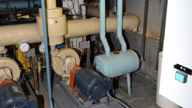 Curso técnico em Instrumentação Industrial em ambiente com bombas, tubulações e painéis de controle
