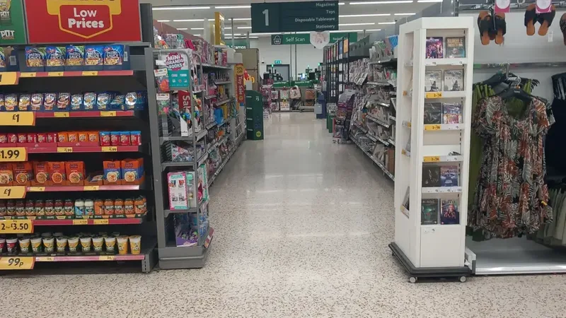 Corredor de supermercado que ilustra a organização de estoque e abastecimento de loja
