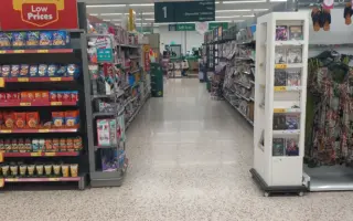 Corredor de supermercado que ilustra a organização de estoque e abastecimento de loja