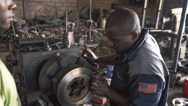 Curso técnico em Mecânica com torno industrial em oficina de formação profissional