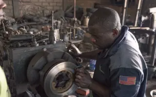 Curso técnico em Mecânica com torno industrial em oficina de formação profissional