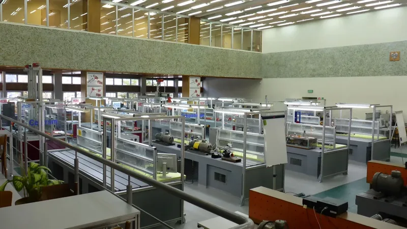 Atividade prática em laboratório de curso técnico em Mecatrônica