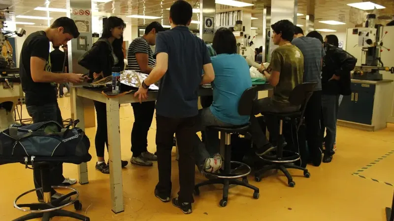 Curso técnico em Mecatrônica: estudantes em laboratório de automação