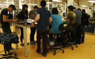 Curso técnico em Mecatrônica: estudantes em laboratório de automação