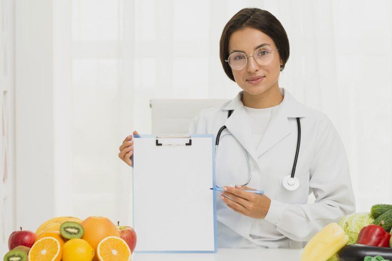 Curso técnico em Nutrição e Dietética com alimentos e preparo em cozinha profissional
