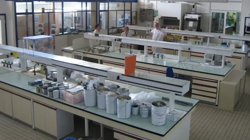 Laboratório de química para curso técnico em Química, com bancadas e equipamentos