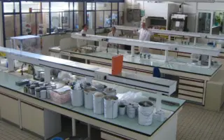 Laboratório de química para curso técnico em Química, com bancadas e equipamentos