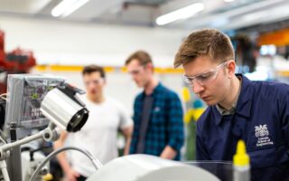Profissional com capacete de segurança em ambiente industrial
