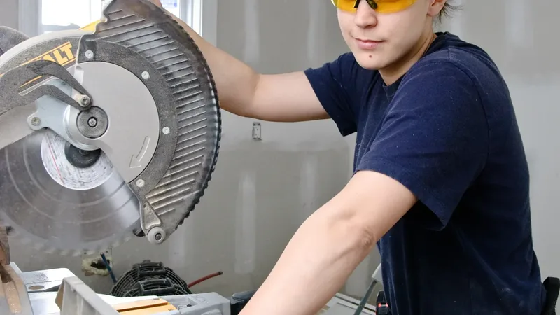 Curso técnico em Segurança do Trabalho com profissional usando equipamento de proteção em atividade prática