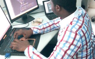 Imagem de destaque do curso técnico em Desenvolvimento de Sistemas: estudante trabalhando com código