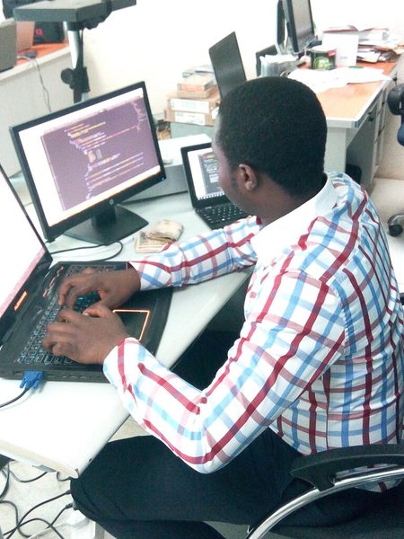Imagem de destaque do curso técnico em Desenvolvimento de Sistemas: estudante trabalhando com código