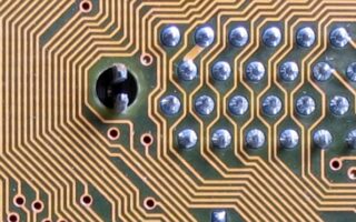 Imagem de destaque sobre técnico em eletrônica trabalhando com uma placa de circuito