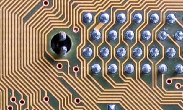Imagem de destaque sobre técnico em eletrônica trabalhando com uma placa de circuito